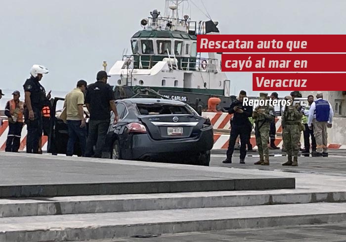 Rescatan auto que cayó al mar