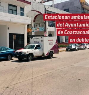 Estacionan ambulancia del Ayuntamiento de Coatzacoalcos en doble fila