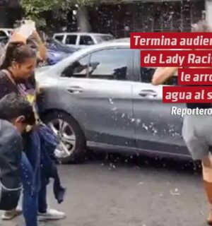 VIDEO | Termina audiencia de Lady Racista; le arrojan agua al salir