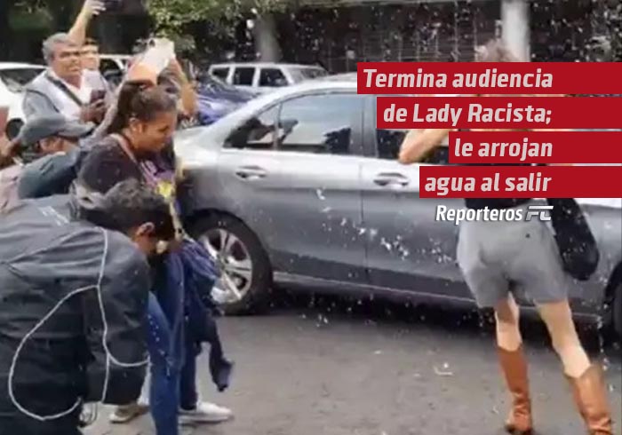 VIDEO | Termina audiencia de Lady Racista; le arrojan agua al salir
