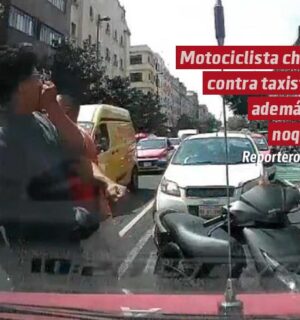 Motociclista choca contra taxista y además lo noquea en pleno Centro Histórico