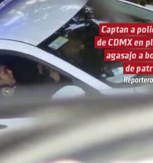 VIDEO | Captan a policías de CDMX en pleno agasajo a bordo de patrulla