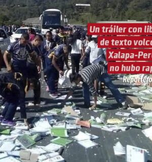 Un tráiler con libros de texto volcó en la autopista Xalapa-Perote y en esta ocasión nadie se robó nada