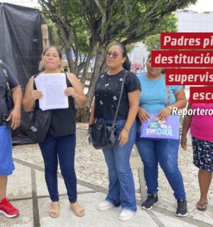 Padres de familia exigen destitución de supervisora escolar en secundaria de Coatzacoalcos