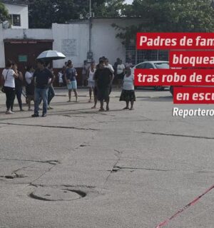 Padres de familia bloquearon avenida en Coatzacoalcos tras robo de cableado eléctrico en primaria