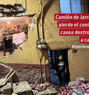 Camión de Jarritos pierde el control en ‘la bajada del diablo’ y revienta casa