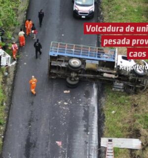 Volcadura de unidad pesada provoca caos vial en la carretera Antigua a Minatitlán
