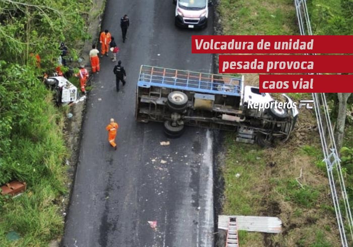 Volcadura de unidad pesada provoca caos vial en la carretera Antigua a Minatitlán