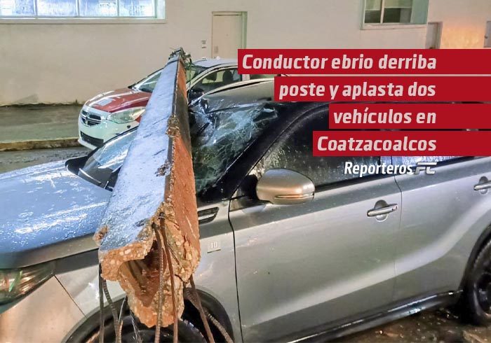 Conductor ebrio derriba poste y aplasta dos vehículos en el centro de Coatzacoalcos; se dio a la fuga