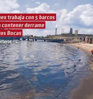 Pemex trabaja con 5 barcos para contener derrame en Dos Bocas