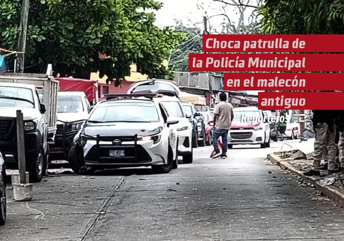 Choca patrulla de la Policía Municipal en el malecón antiguo de Coatzacoalcos