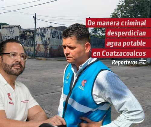Empresa desperdicia agua potable en el Centro de Coatzacoalcos ante la inacción de CMAS