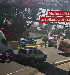 Motociclista que circulaba entre carriles muere arrollado por un tráiler