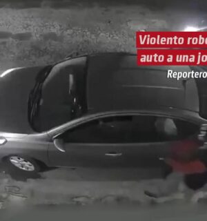 Captan en video violento robo de auto a una joven