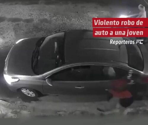 Captan en video violento robo de auto a una joven