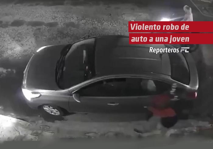 Captan en video violento robo de auto a una joven